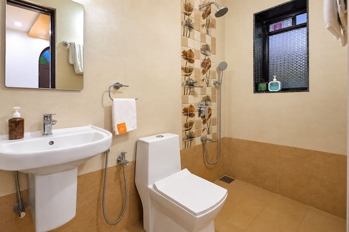 Full bathroom 6 image 1