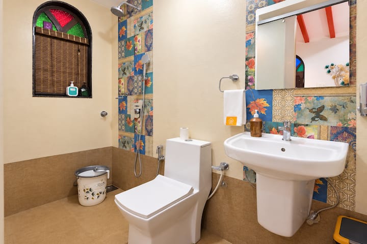 Full bathroom 5 image 1