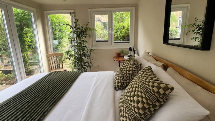 Cosy Hackney Downs Garden Suite - London