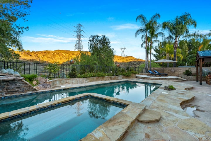 Luxurious Home | Beautiful Views And Pool - Santa Clarita, CA