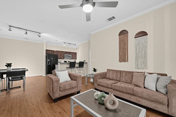 Comfortable Group Retreat Near Unt & Downtown - Denton, TX