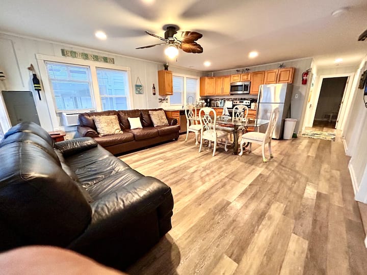 Beach Block 4 Bdrms/2bths Steps To The Beach! - Toms River, NJ