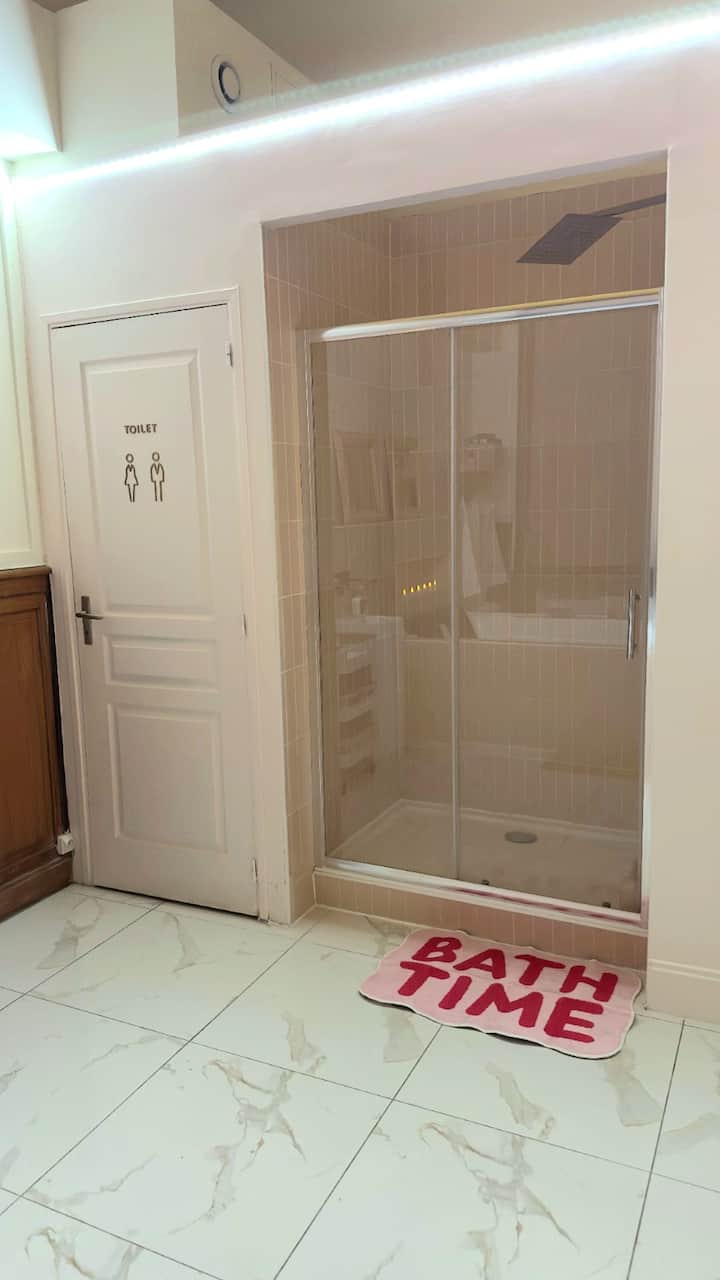 Espace spa privatif de la Suite Rose avec baignoire balnéo