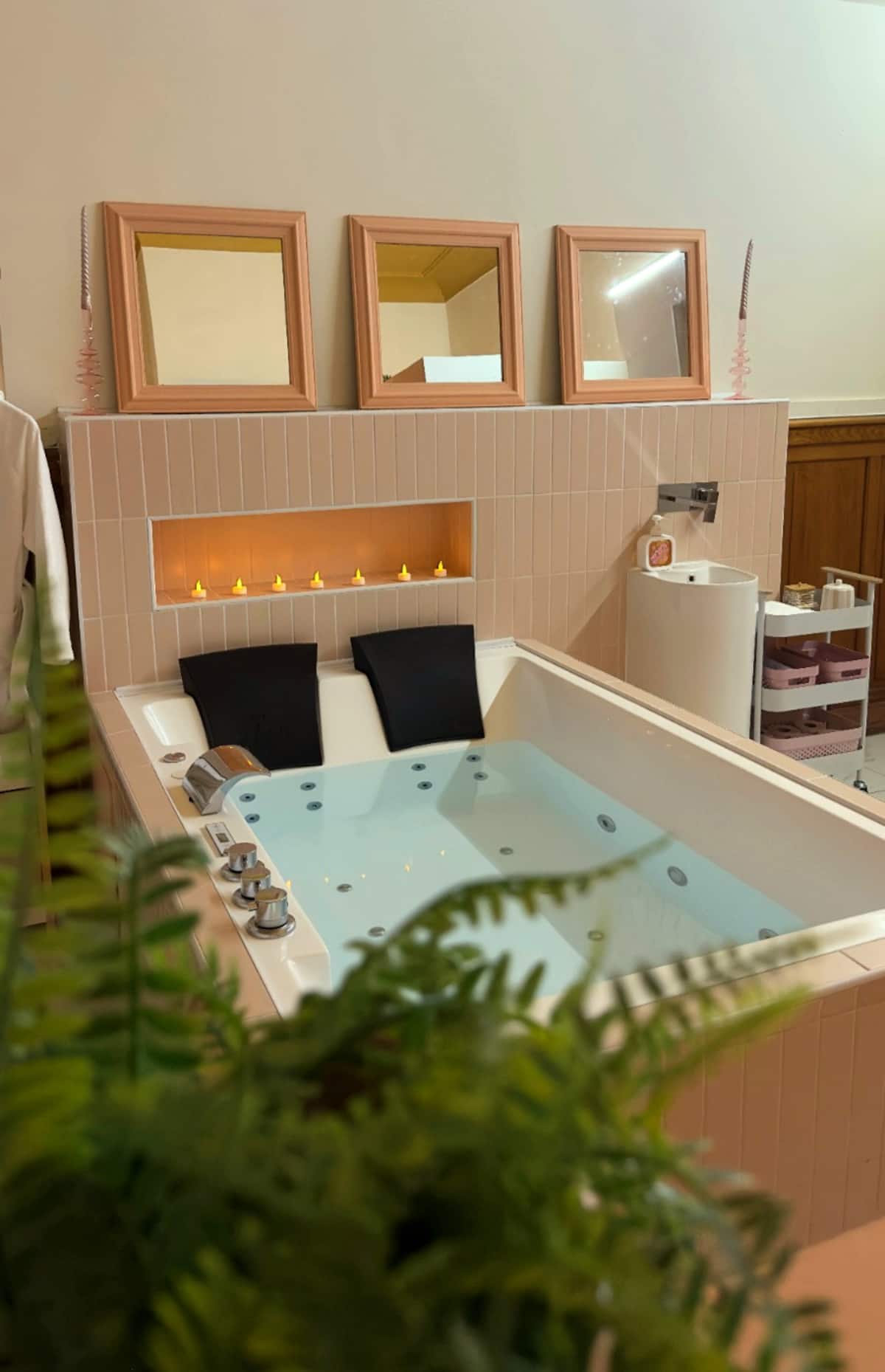 La Suite Rose à Tourcoing, suite romantique privée avec balnéo