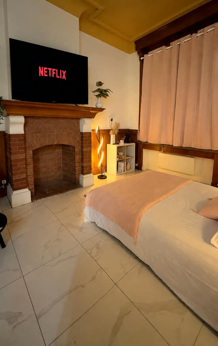 Chambre de la Suite Rose à Tourcoing avec lit double