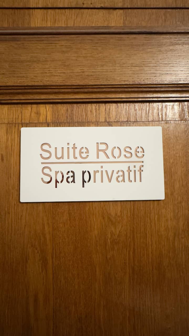Ambiance romantique de la Suite Rose, suite privée avec balnéo