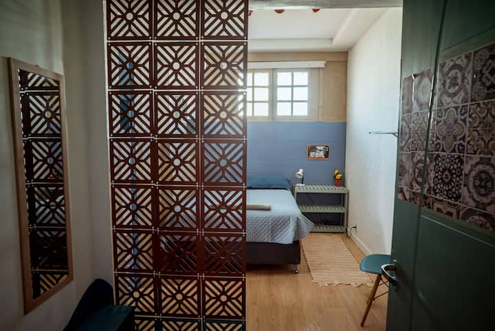 Habitación acogedora con privacidad garantizada para disfrutar de noches de sueño reparador
