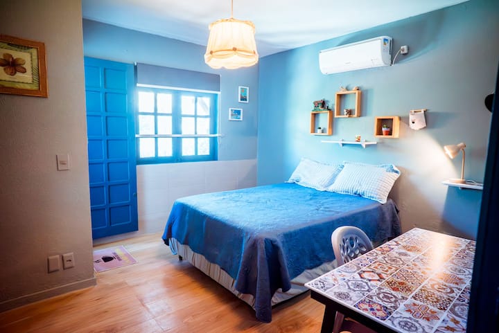 Acogedora habitación con aire acondicionado para disfrutar de noches refrescantes y relajantes
