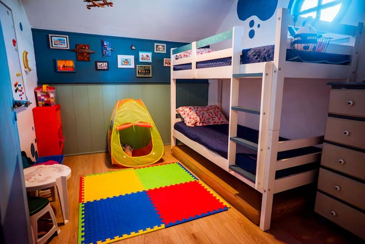 Habitación infantil lúdica y cómoda para noches de sueño reparador