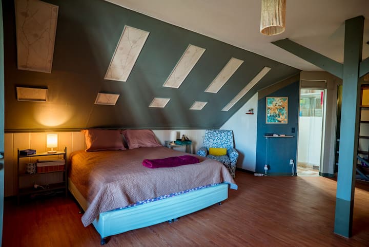 Relájese en esta espaciosa suite con un diseño único y toda la comodidad que necesita