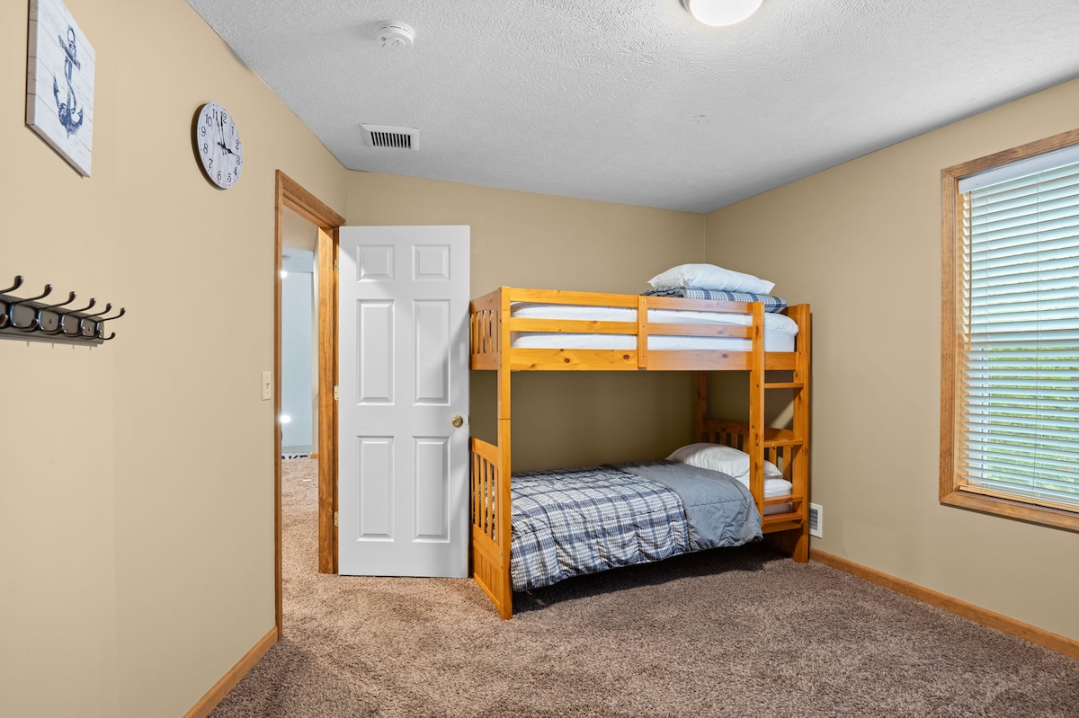 Bedroom 8 image 2