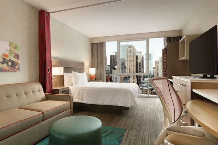 Queen Studio W/ Kitchen Close To Navy Pier - Chicago, IL