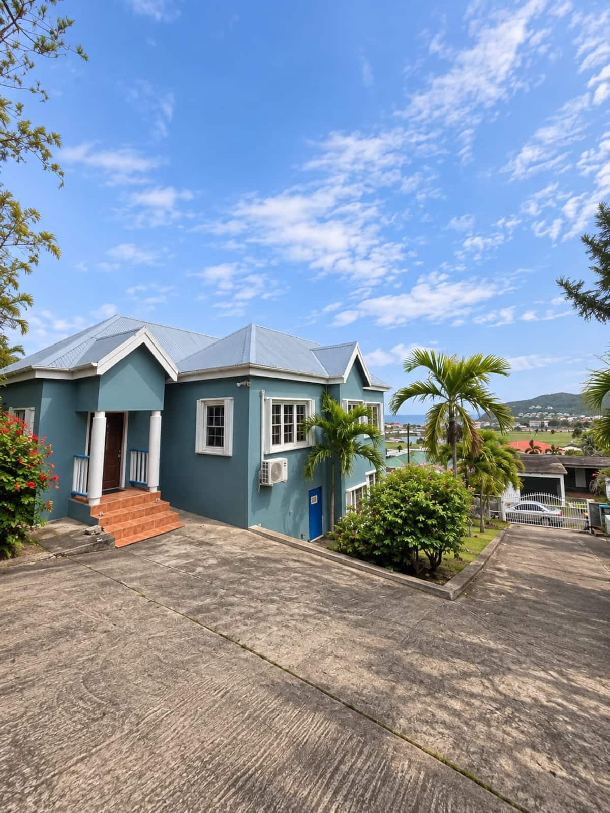 Large ocean-view apartment in St. Kitts