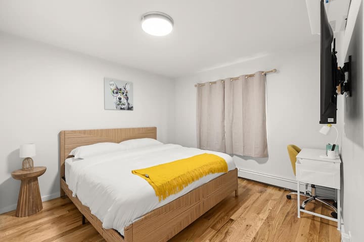 Bushwick Yellow Rm Ensuite Bath, Wi-Fi, Train, W&D