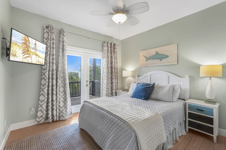 Throw open the French doors and step straight onto the deck from bed: your own TV, your own outside, no hallway required.