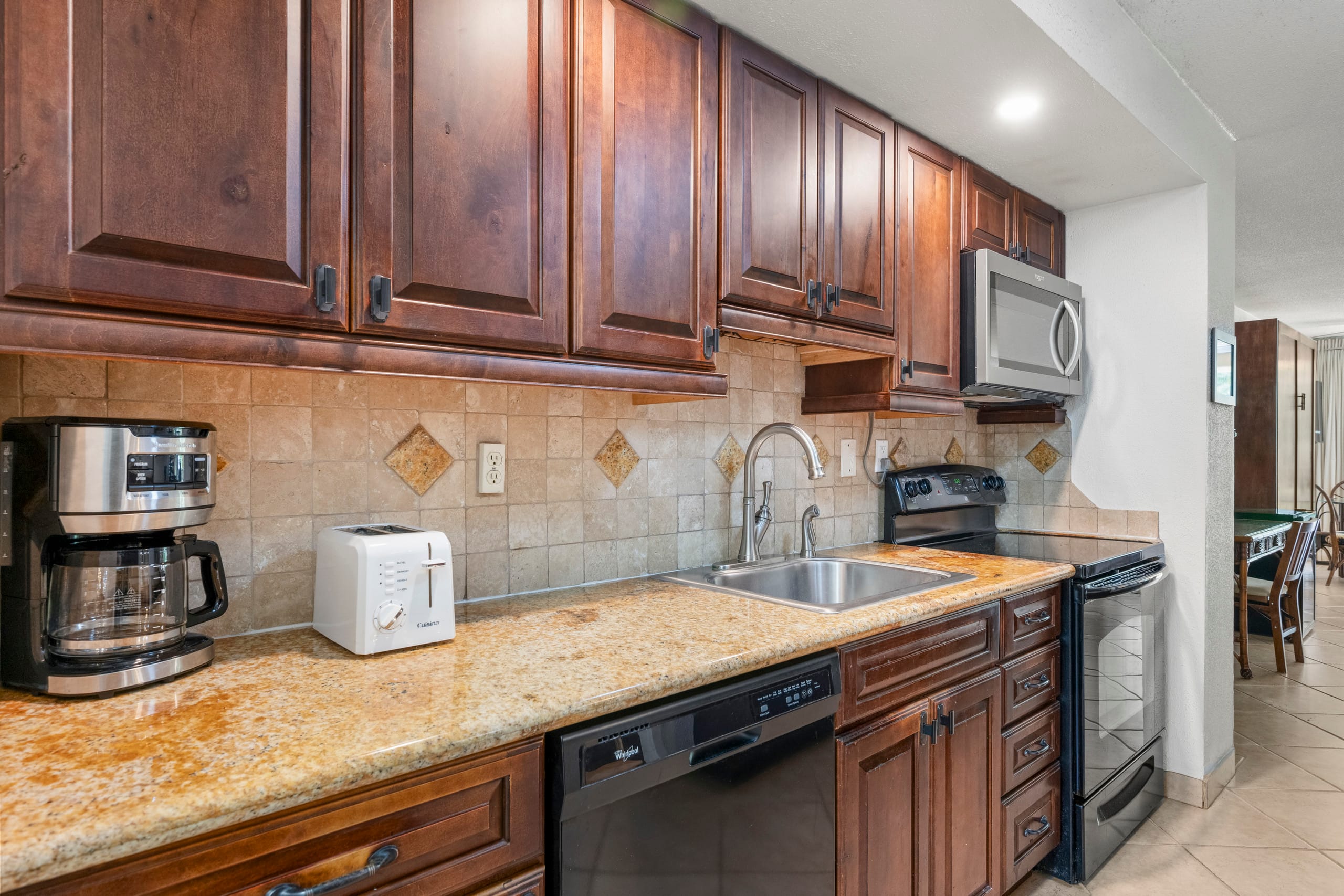 Condo in Lahaina · ★4.8 · Studio · 2 beds · 1 shared bath - Image 4