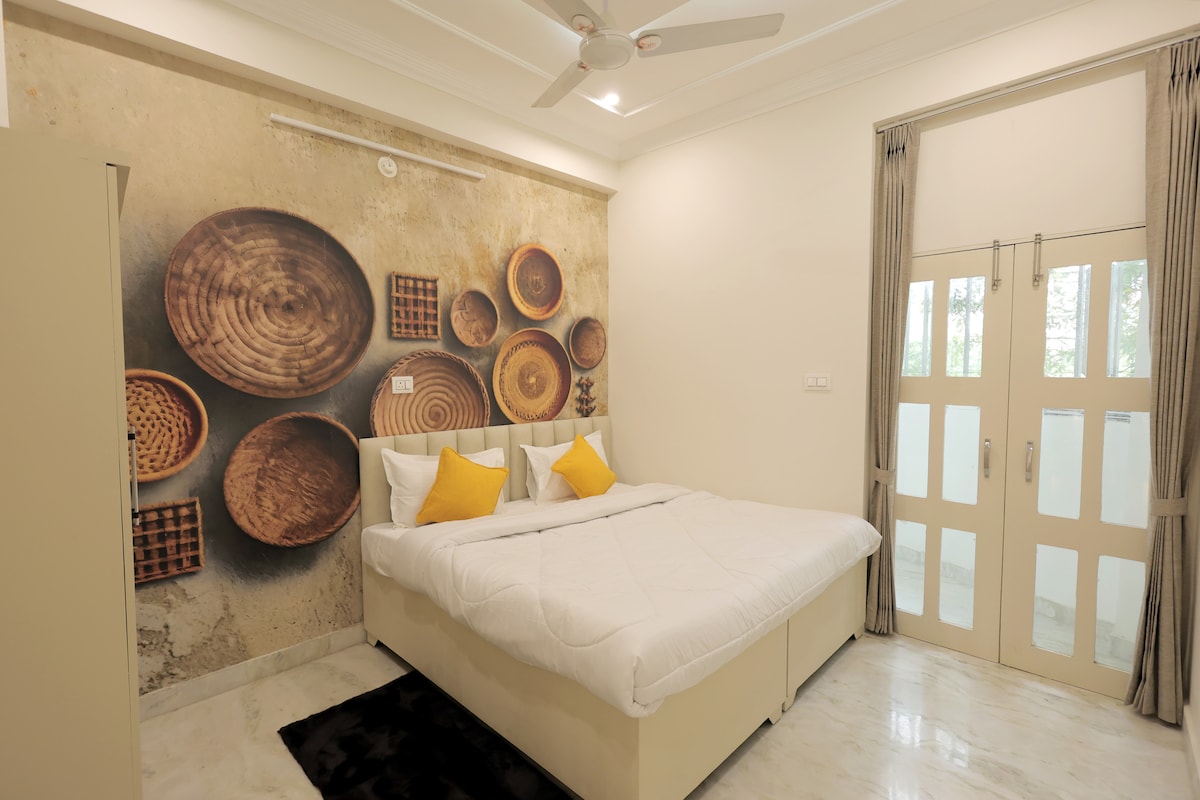 Palacial 3BHK FamilyPad|Balcny-WiFi-CarPak-CityHub with private bathtub in Udaipur