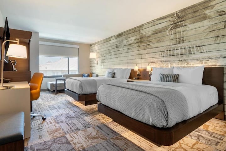 Steps From Historic District + Area Shuttle & Pool - Charleston, SC