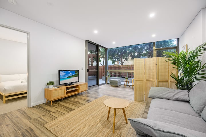 Zetland Near Shops & Train W/ Gym & With Yard - Sutherland Shire