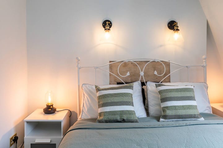 3-bed Home In Batheaston, Sleeps 5 - Castle Combe