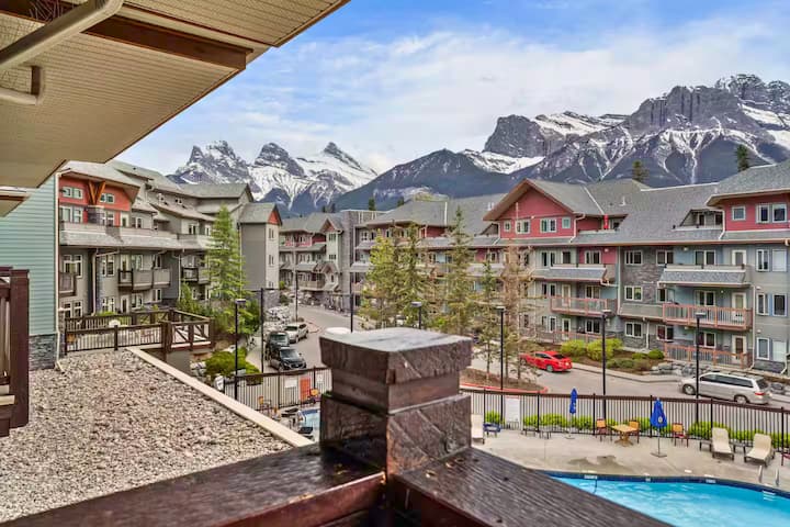 Rockies Homebase With Pool And Hottubs - Canmore