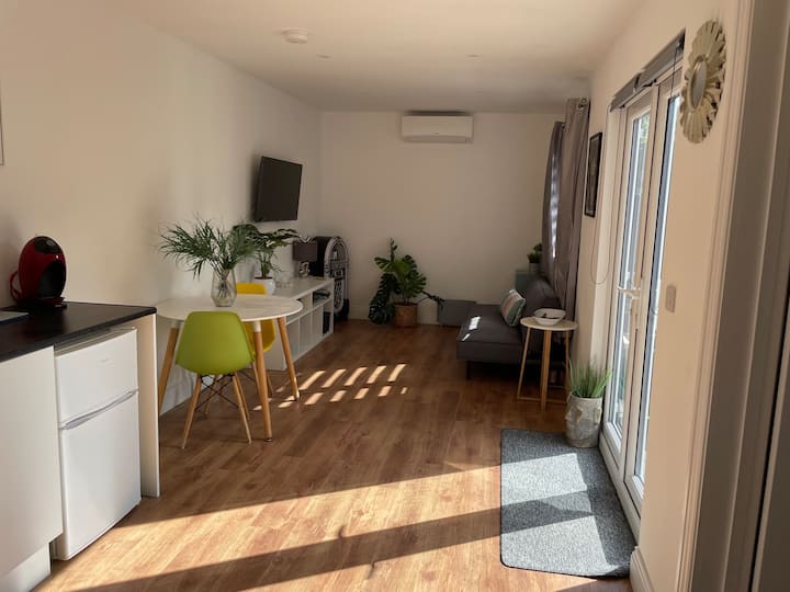 A Cosy And Comfortable Garden Retreat - Woking
