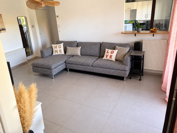 Logement Calme Avec Balcon, 2 Chambres Et Wi-fi - Vitrolles