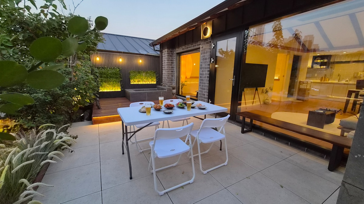 [Urban Hill Terrace] - A garden in downtown Seoul, Seoul night view, outdoor tables, Hansung Univers