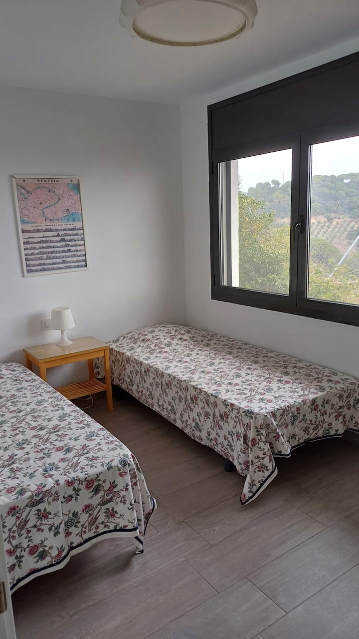 Dhoma e gjumit 4 ka pamje nga deti dhe mali