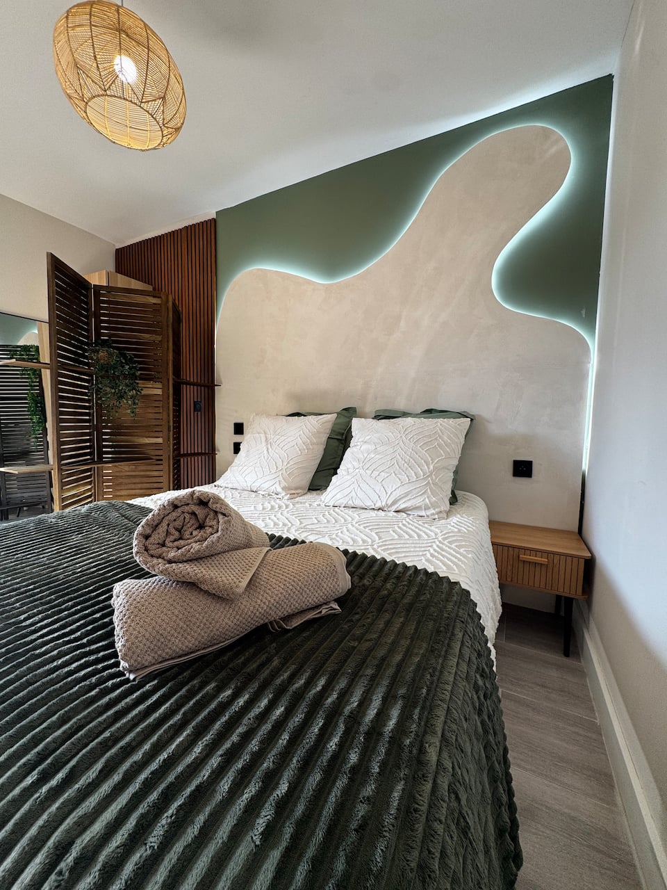 Chambre de la suite cosy à Vitrolles