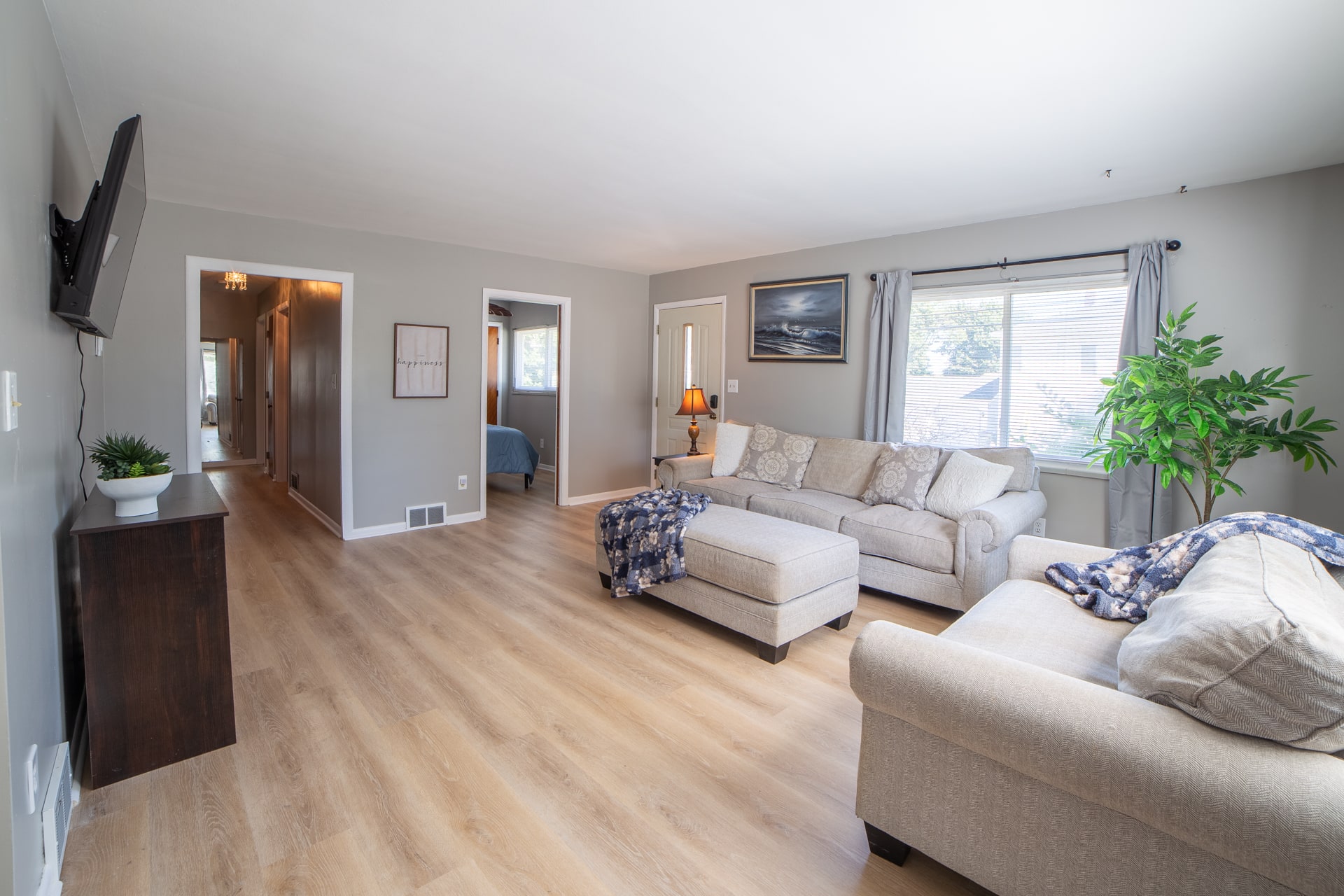 Cozy Home Steps from Downtown Cuyahoga Falls.
