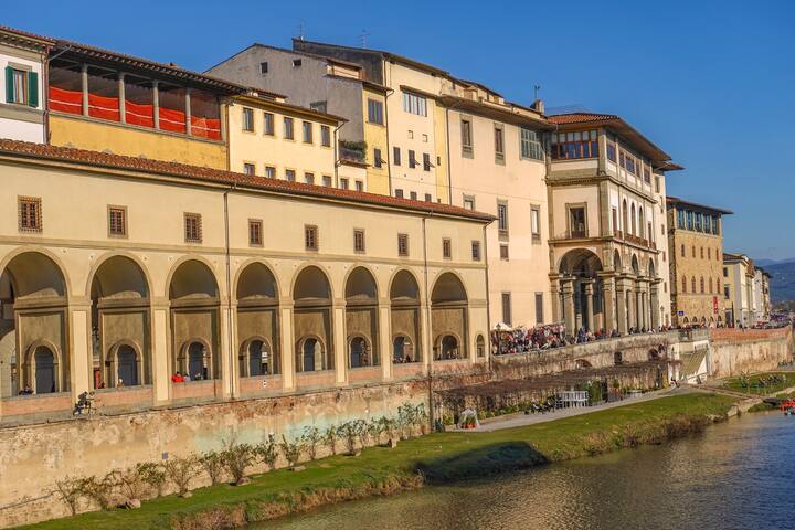 Ponte Vecchio View Luxury Apartment gallery image 2
