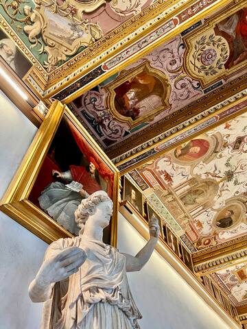 Ponte Vecchio View Luxury Apartment gallery image 3