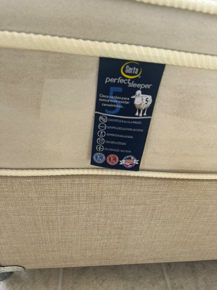 Colchón de excelente calidad con resortes y nivel de confort medio, ni demasiado blando ni demasiado firme. El colchón y las almohadas tienen fundas impermeables.