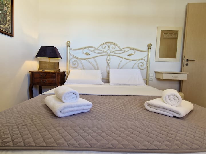 En el dormitorio con vista al mar, hay una cama doble grande muy cómoda.