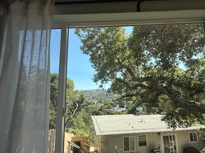 2 Bedroom Treehouse Cottage - San Mateo, CA
