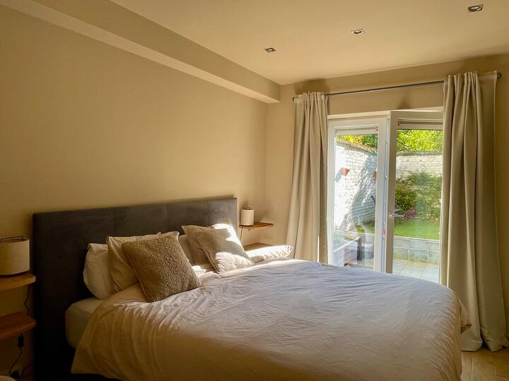 מה טוב יותר מאשר להתעורר לצלילי ציפורים ולהתפעל מהשמיים ומהעצים הירוקים מהמיטה שלכם?

בחדר השינה יש מיטת קינג סייז (180 ס"מ) ווילונות האפלה, חדר רחצה צמוד וגישה ישירה לשירותים. 