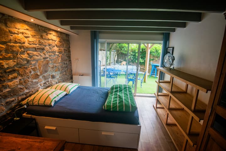 חדר שינה גדול בגודל 9 מ"ר 
עם מיטה 140X200