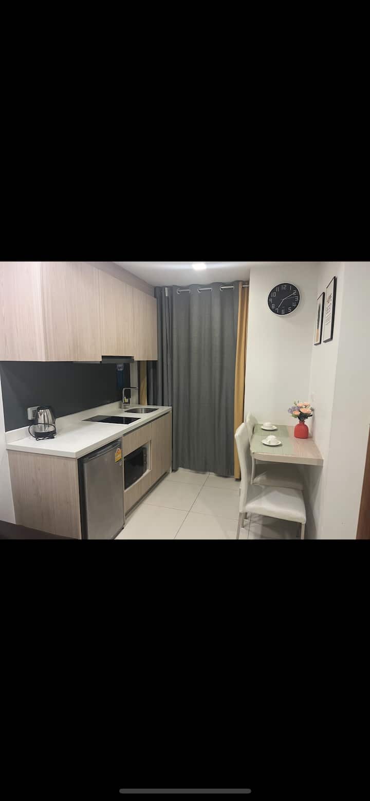 Workspace evidence from MJ Select Arcadia Beach Resort, high-speed internet, top choice for travelers, direct access to Walking Street and the beach, convenient shopping, free parking, sauna, gym, Muay Thai.