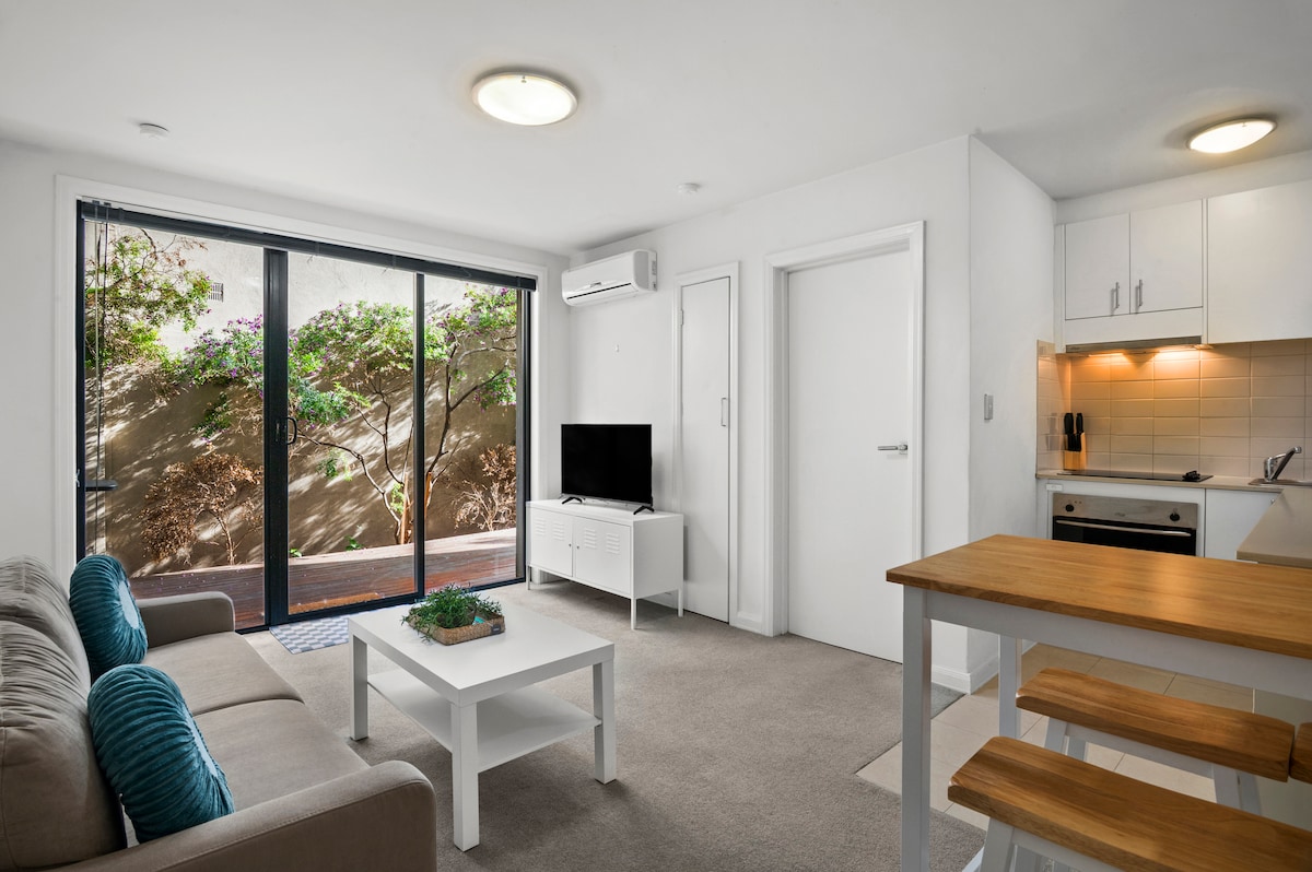 2BR Opposite the MCG : Large Courtyard & Parking - Apartments for Rent ...