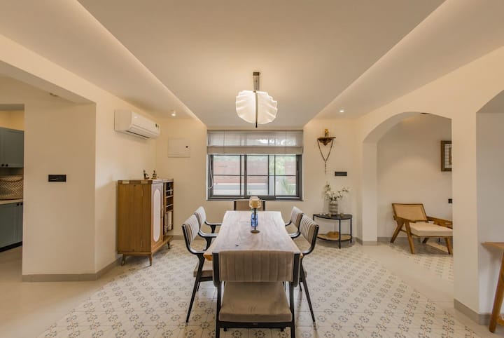 Dining area image 4