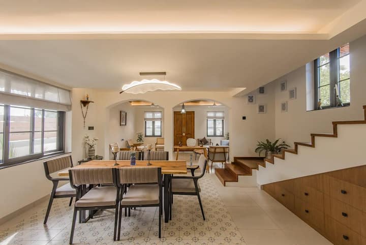 Dining area image 1