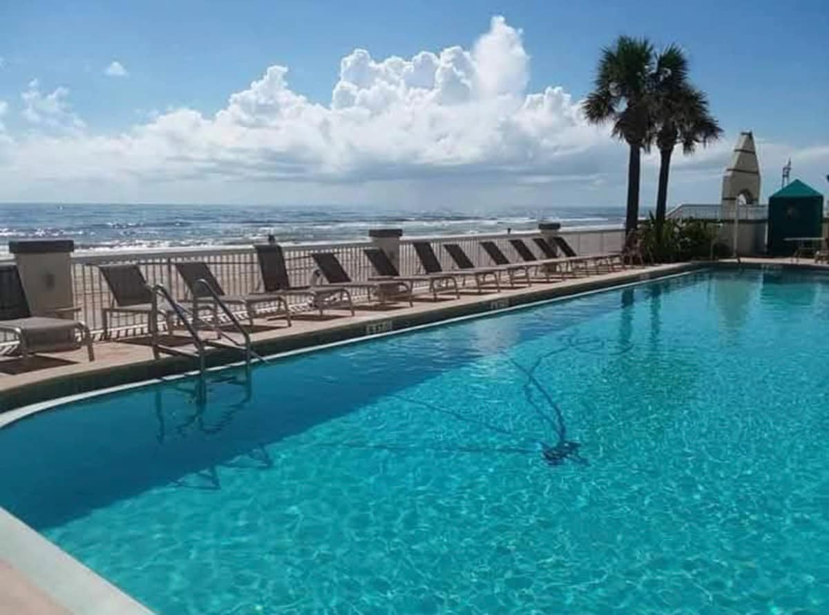 14th Floor •Ocean & City Views •Steps to the Beach