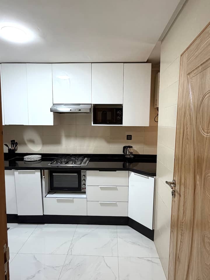 Estudio agradable y limpio, con aire acondicionado y cochera ...