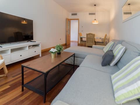 Cozy apartment next to the center, garage and pool