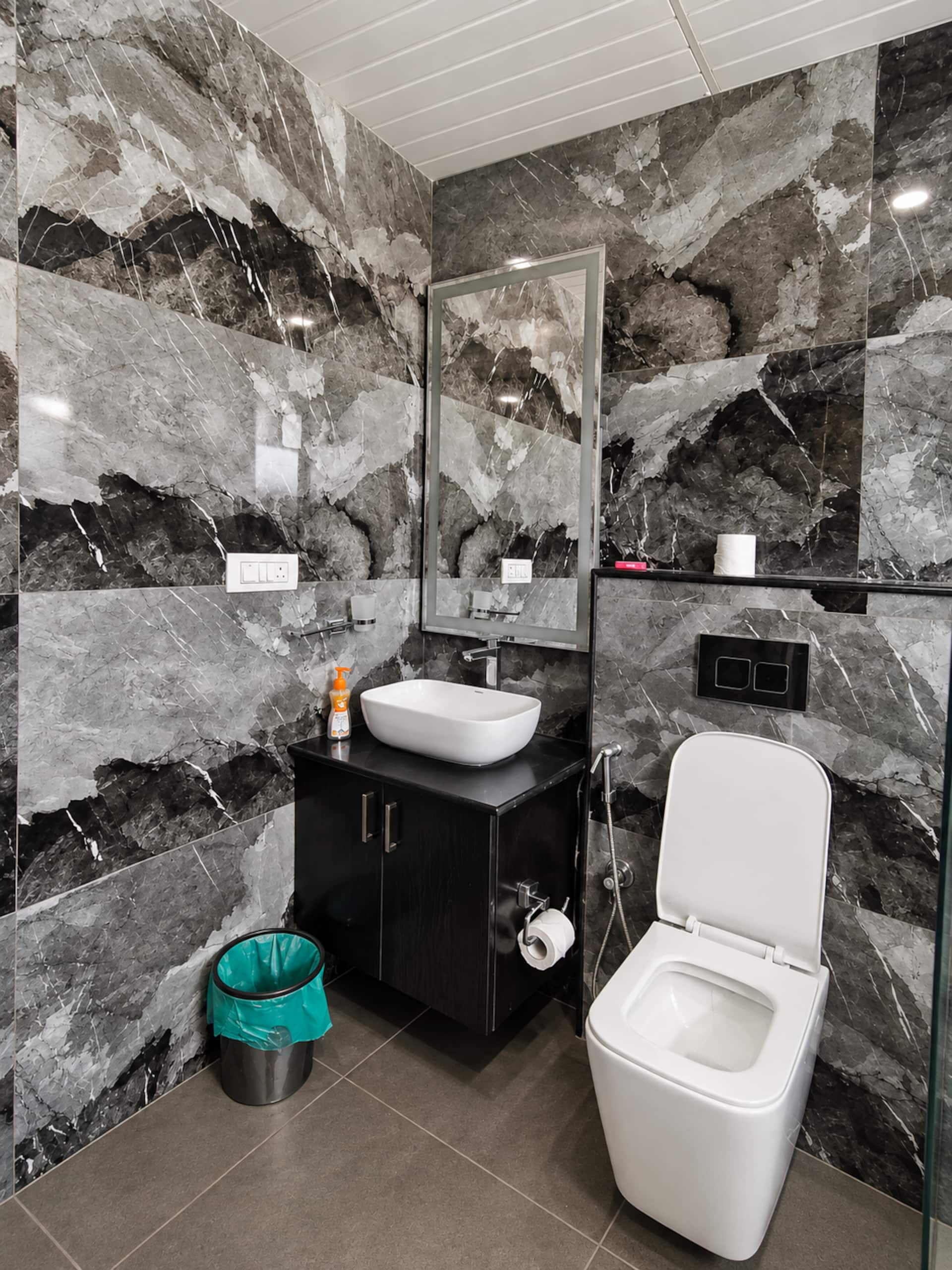 Full bathroom 5 image 1