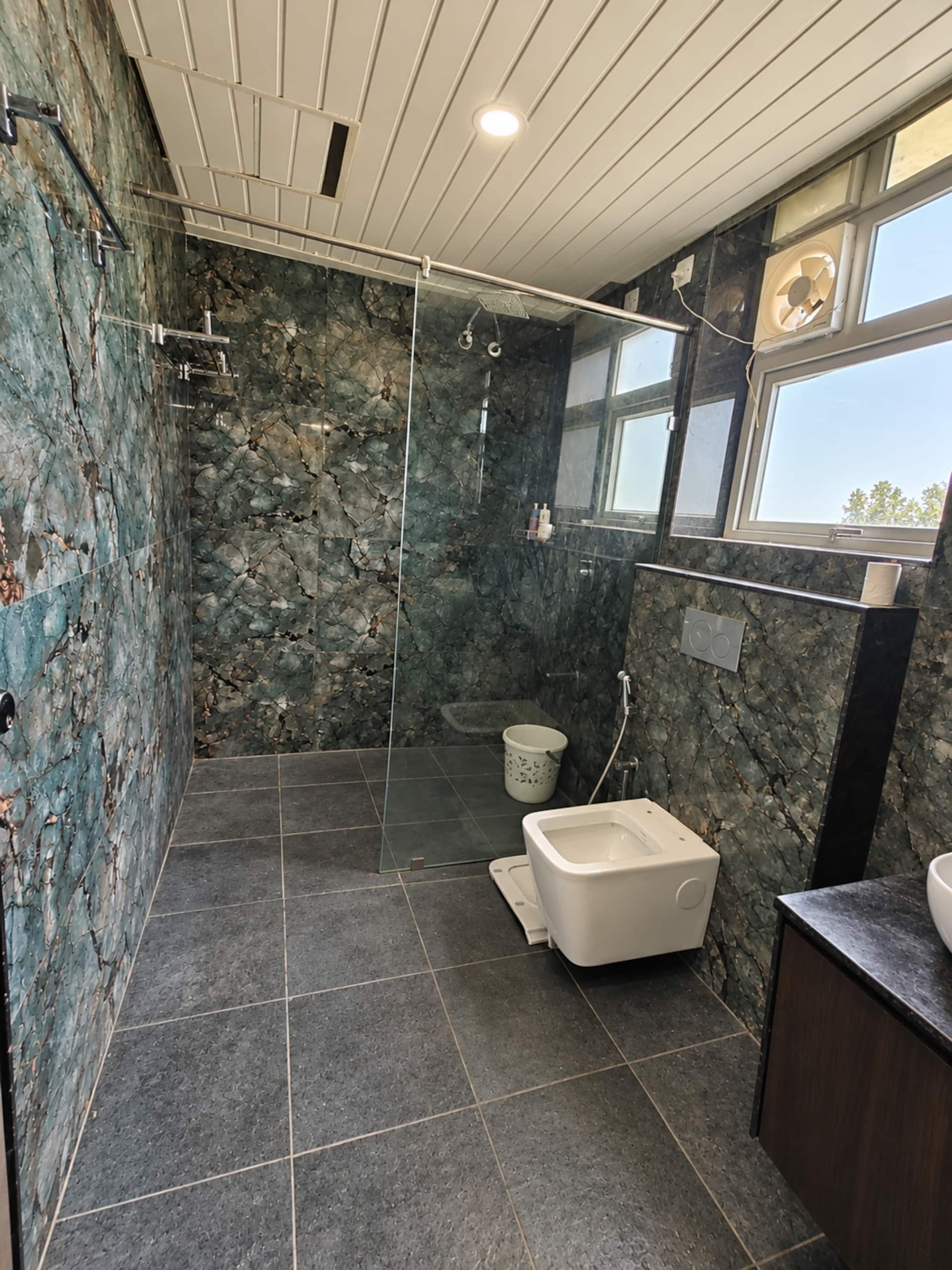 Full bathroom 5 image 2