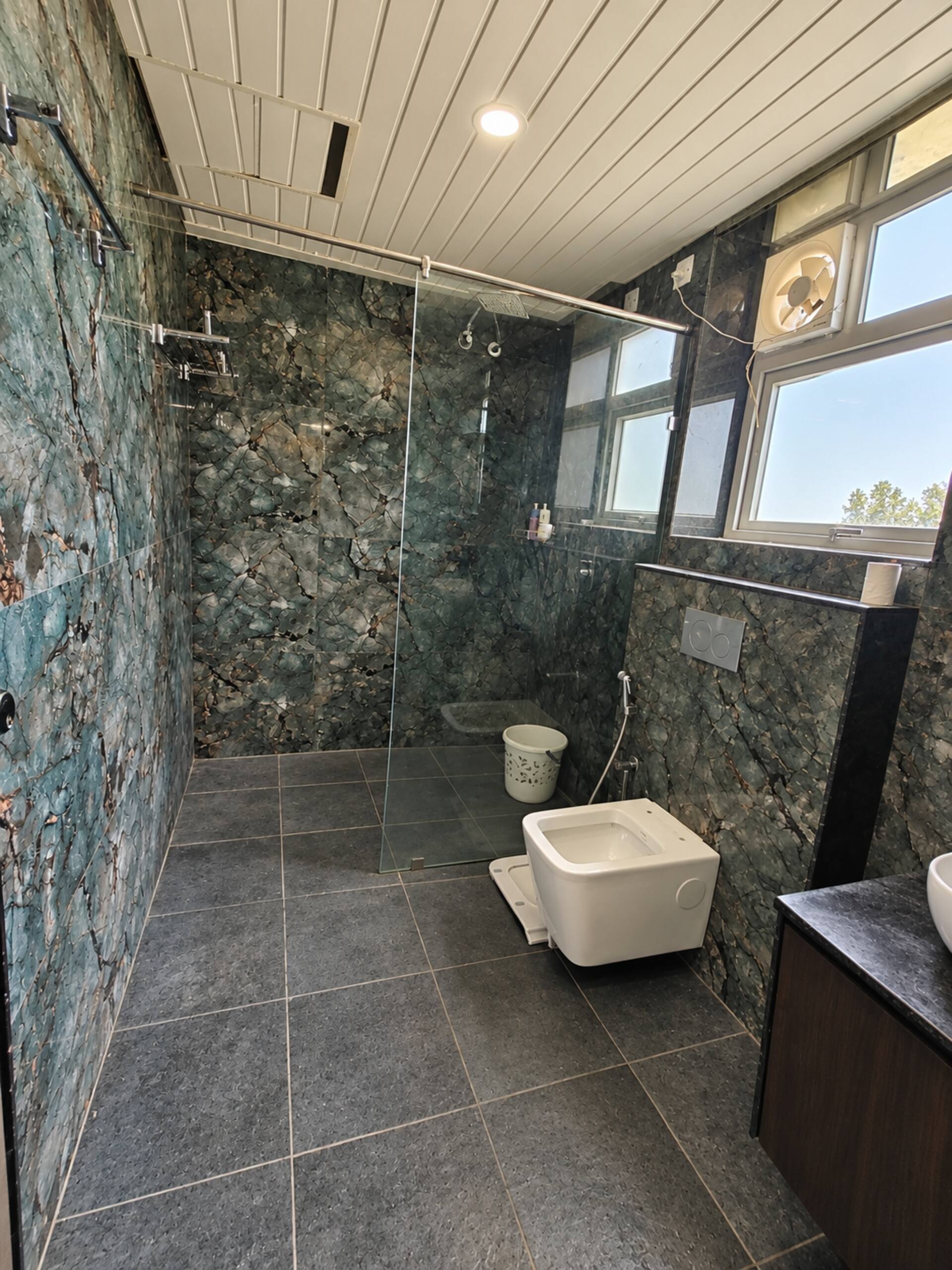 Full bathroom 2 image 1