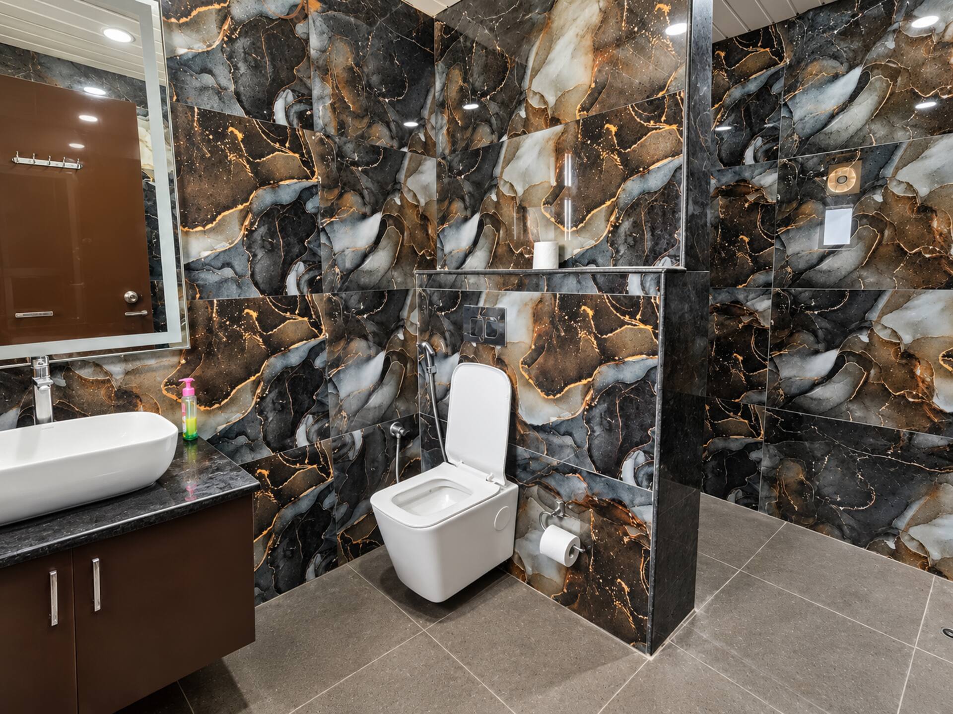 Full bathroom 1 image 1