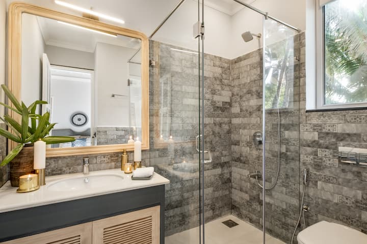 Full bathroom 1 image 1
